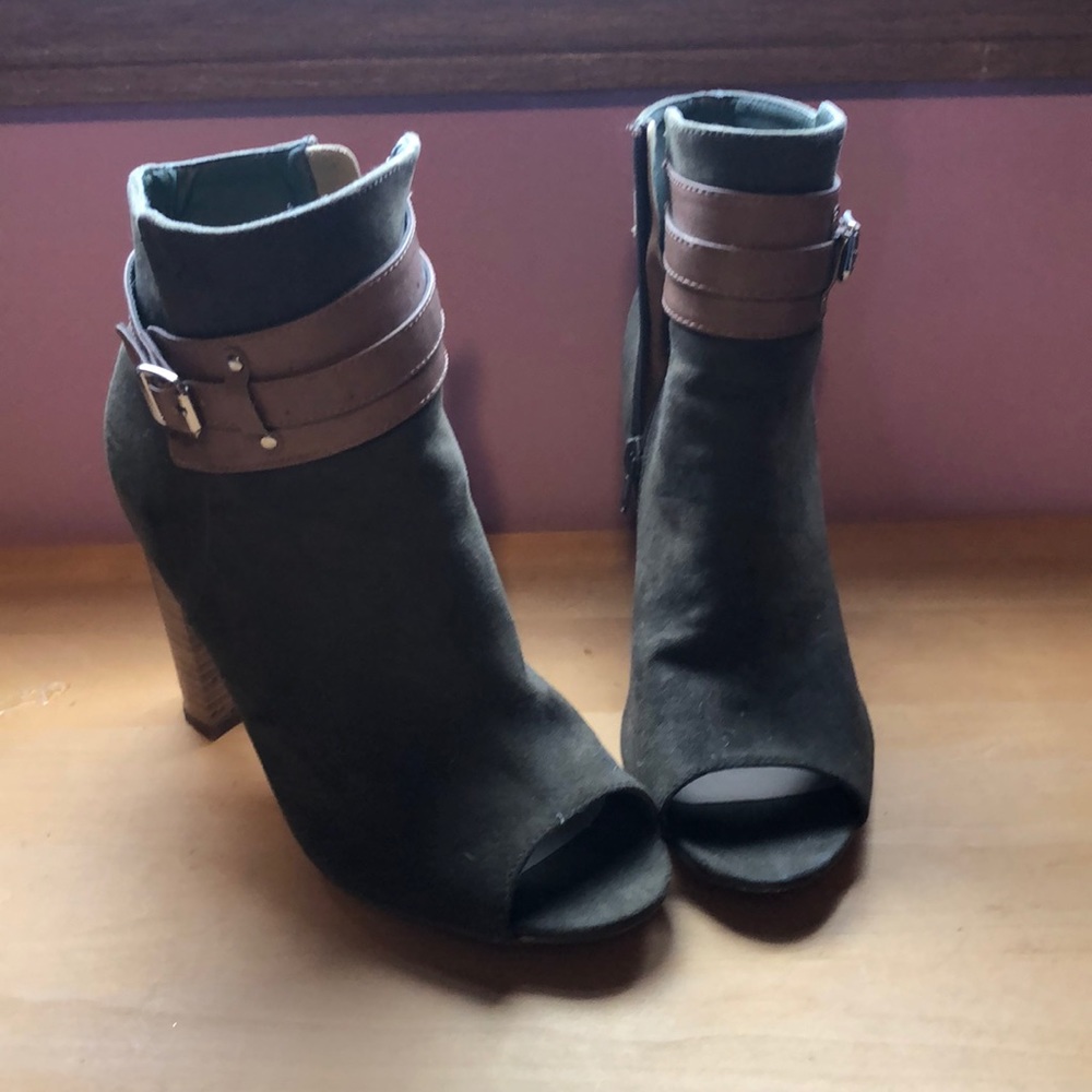 JUST FAB olive booties